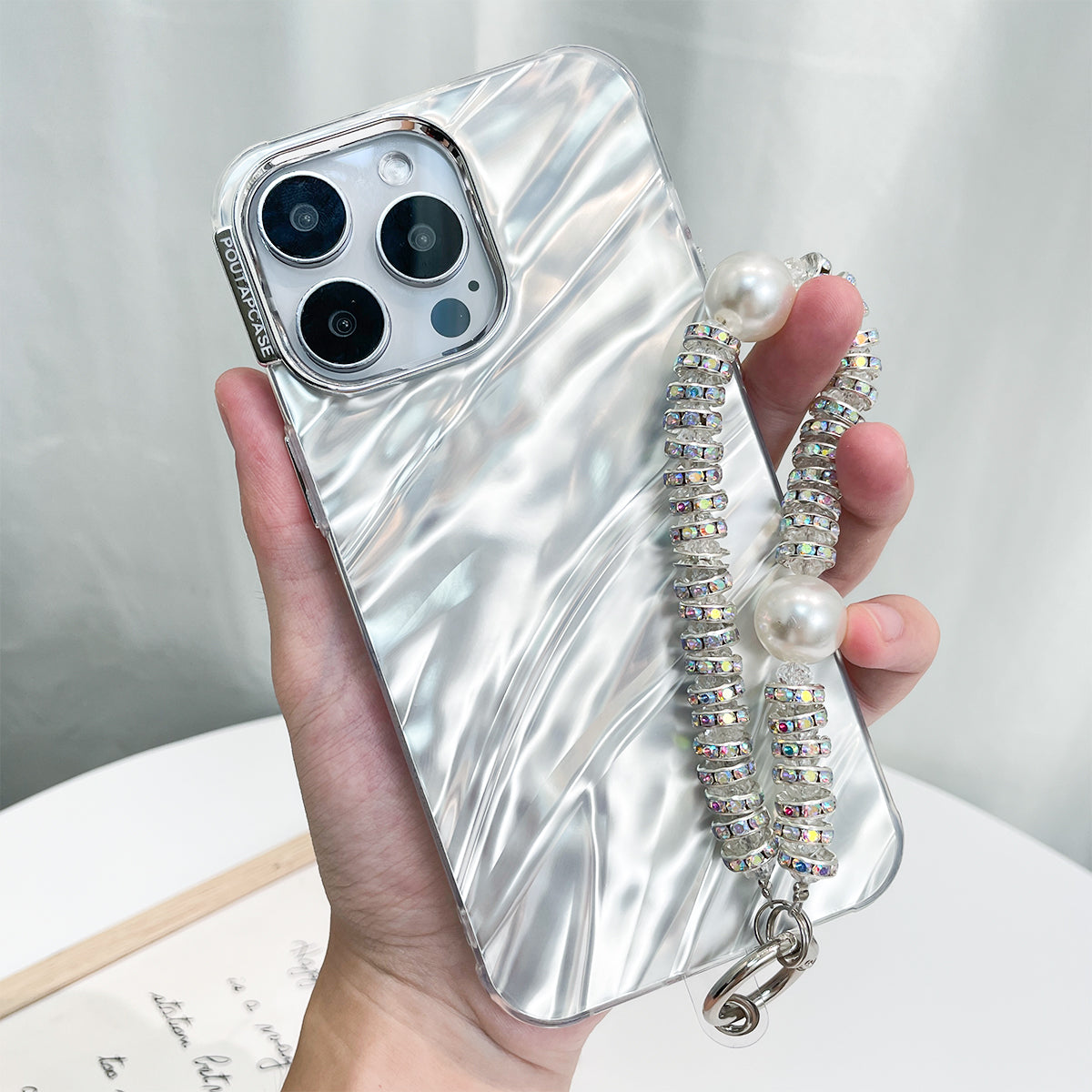 Luxus Schimmerndes Perlmutt Weiß Case mit Handband für iPhone 15