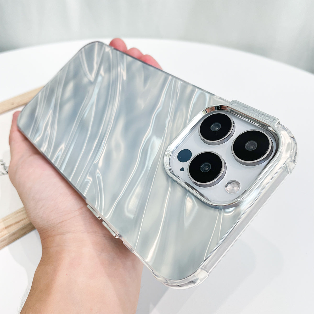 Luxus Schimmerndes Perlmutt Weiß Case mit Handband für iPhone 15