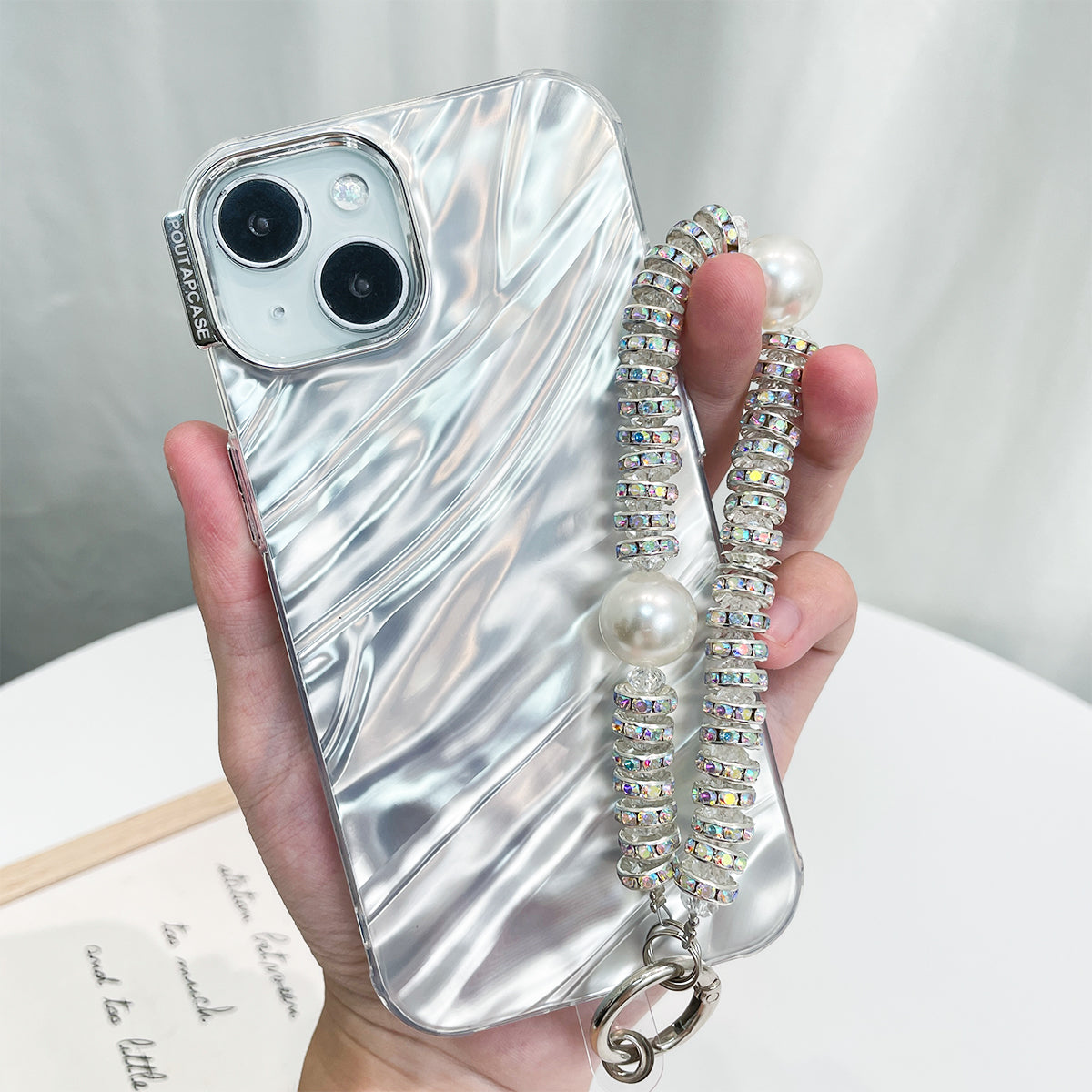 Luxus Schimmerndes Perlmutt Weiß Case mit Handband für iPhone 15
