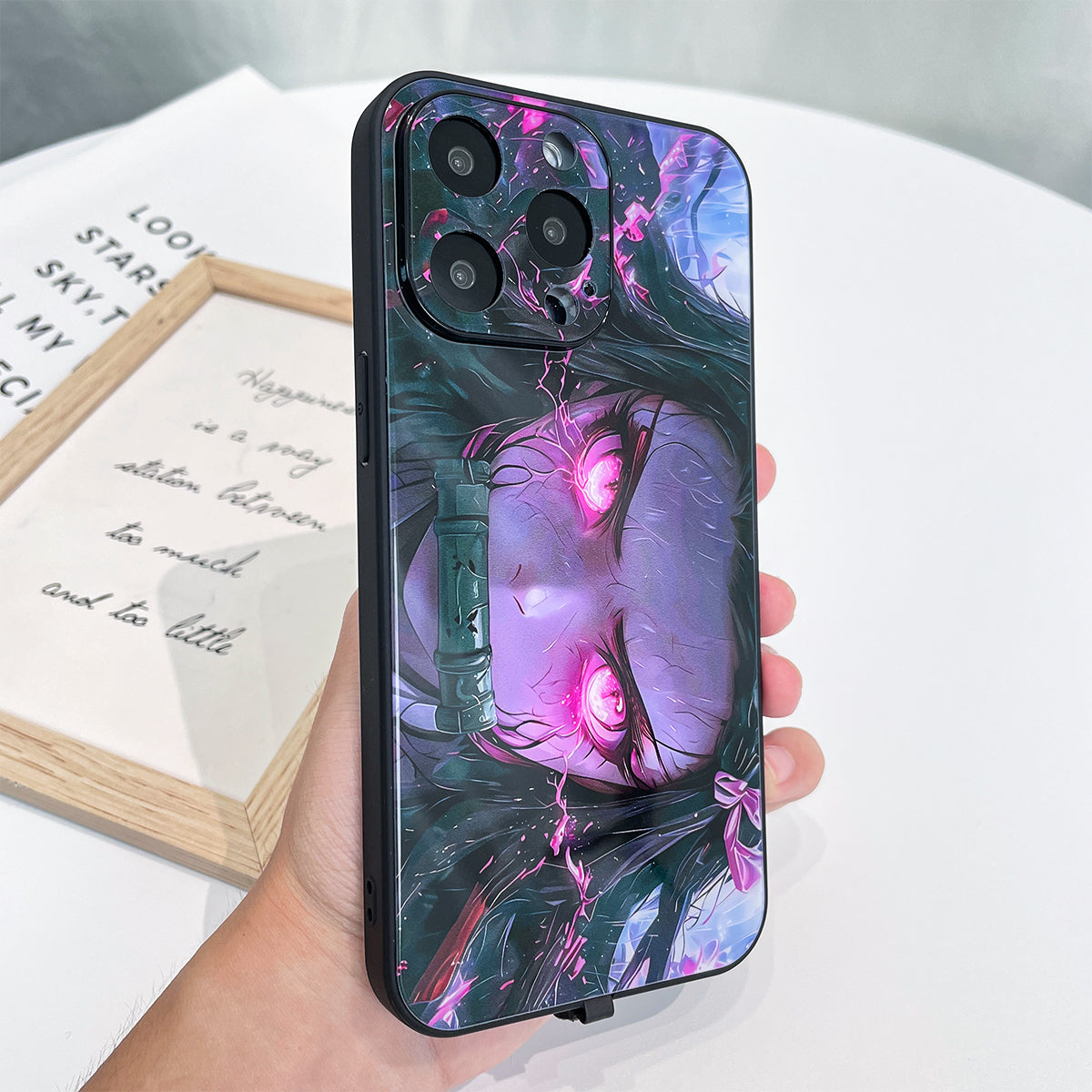 Intelligente Leuchtende Case für iPhone 15 Pro Max - Nezuko Kamado Design