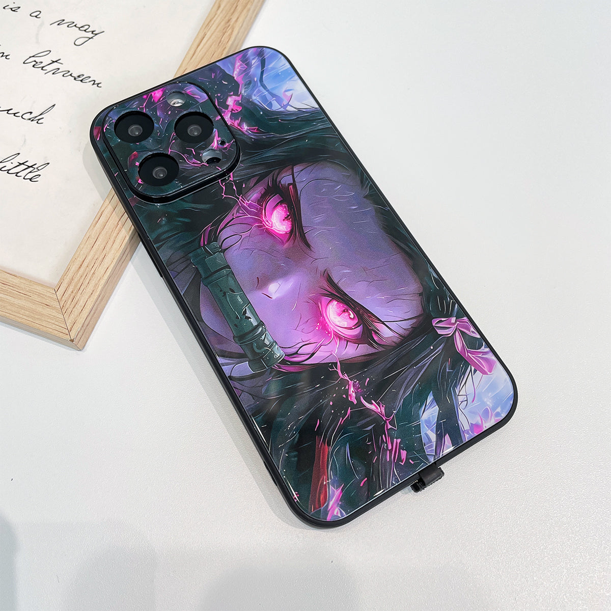 Intelligente Leuchtende Case für iPhone 15 Pro Max - Nezuko Kamado Design