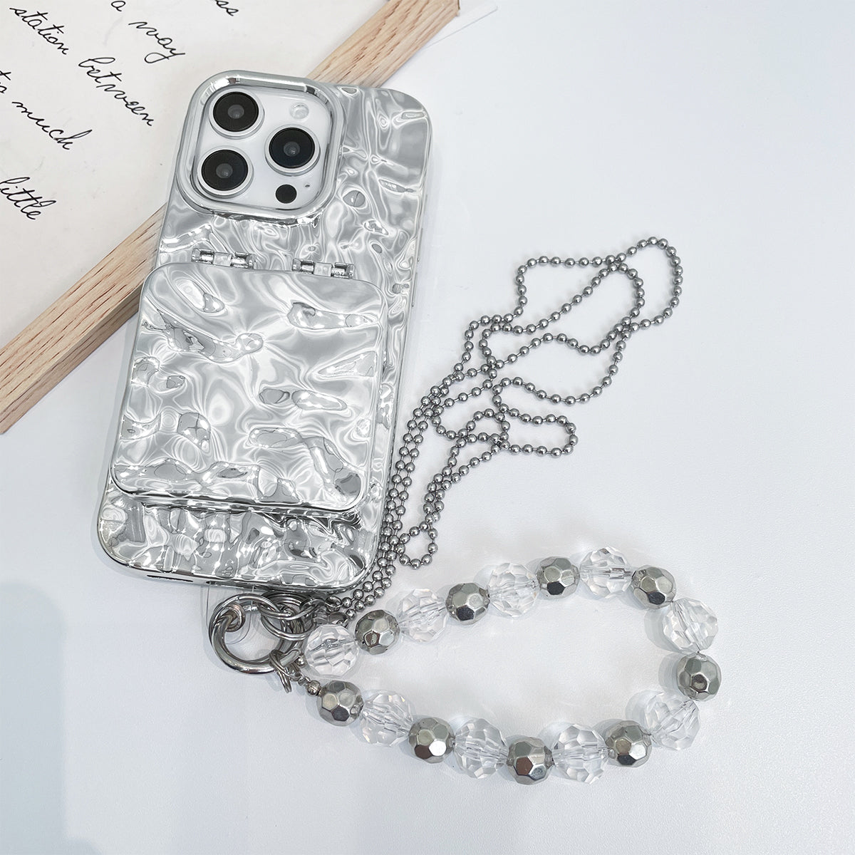 Stylische Case mit Spiegel und Perlenkette für iPhone 15