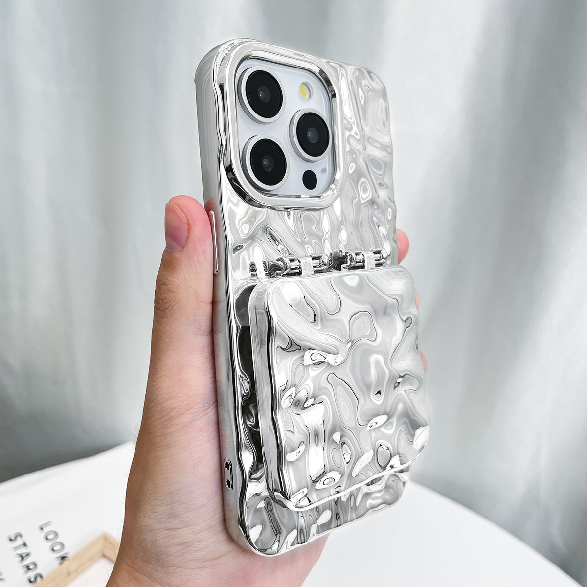 Stylische Case mit Spiegel und Perlenkette für iPhone 15
