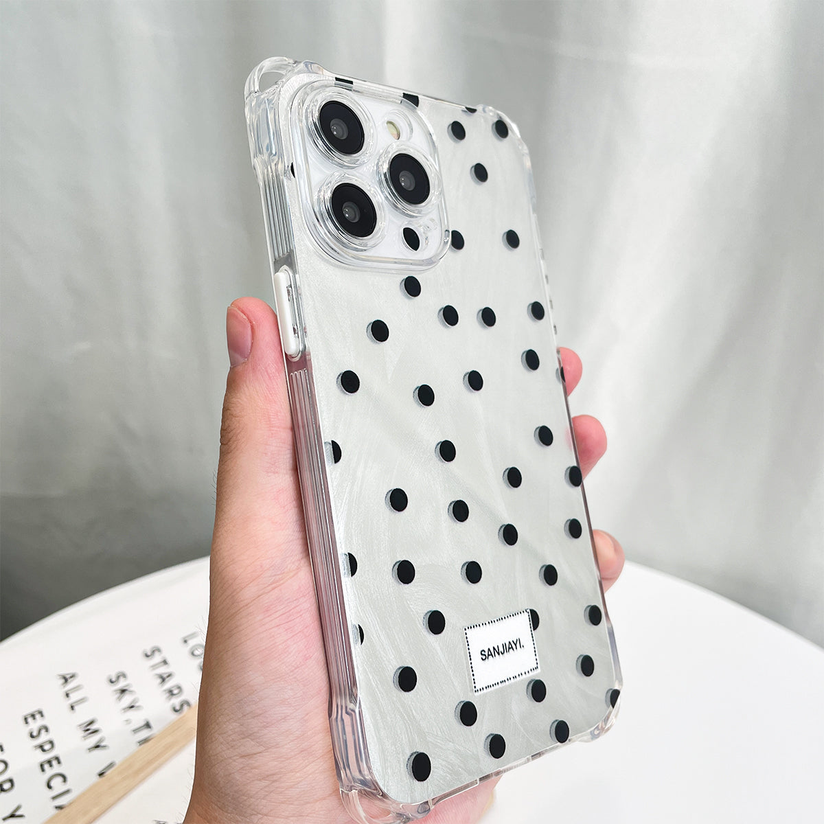 Elegant gepunktete Case mit Handykette für iPhone 15