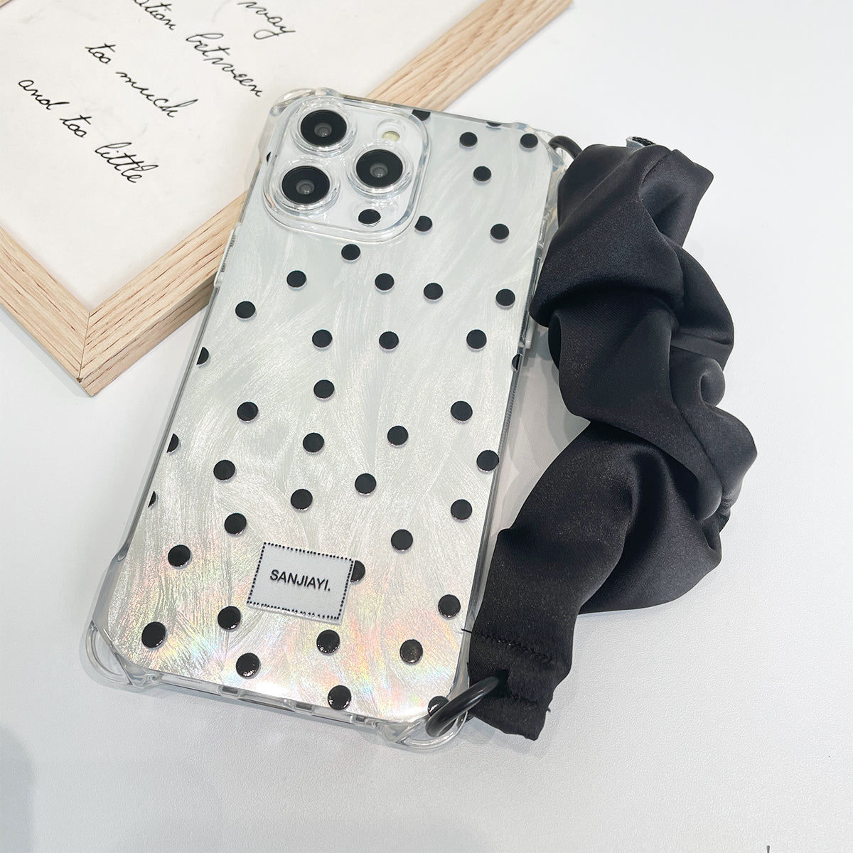 Elegant gepunktete Case mit Handykette für iPhone 15