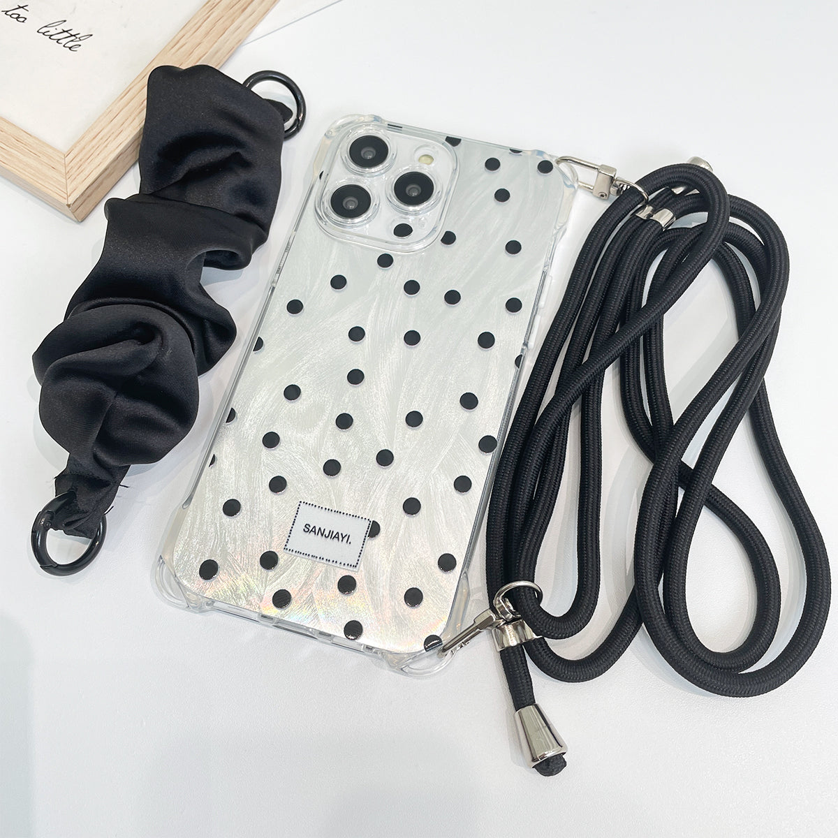 Elegant gepunktete Case mit Handykette für iPhone 15