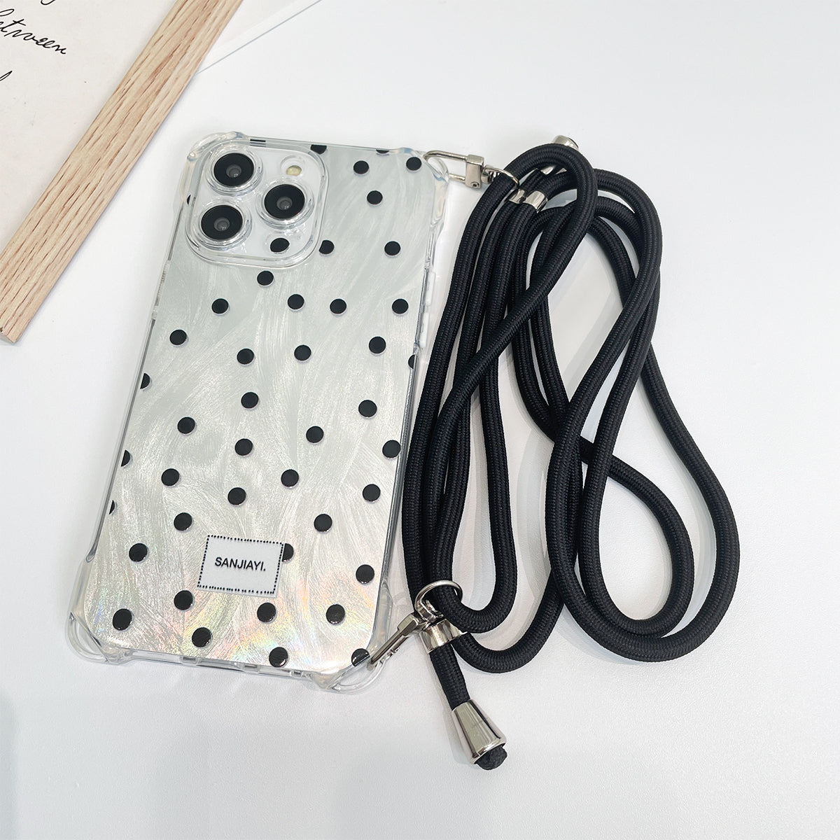 Elegant gepunktete Case mit Handykette für iPhone 15